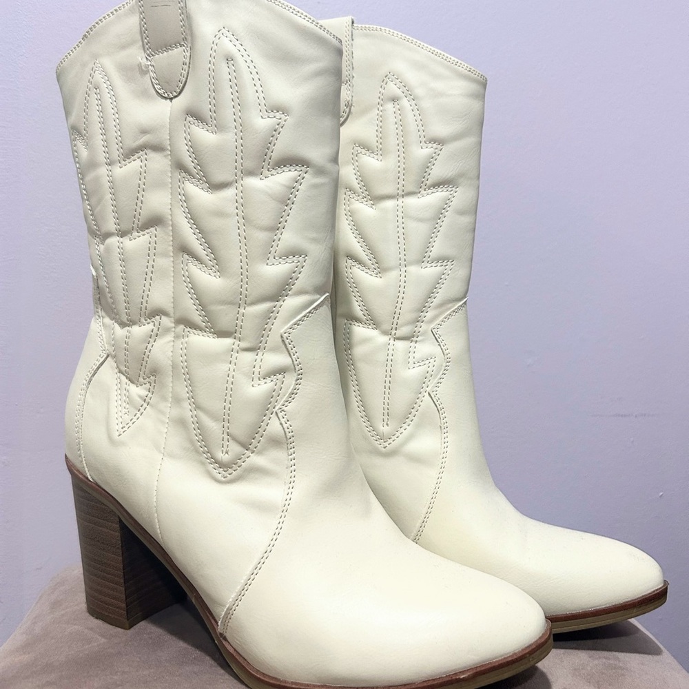 Elegant White Western Boots
